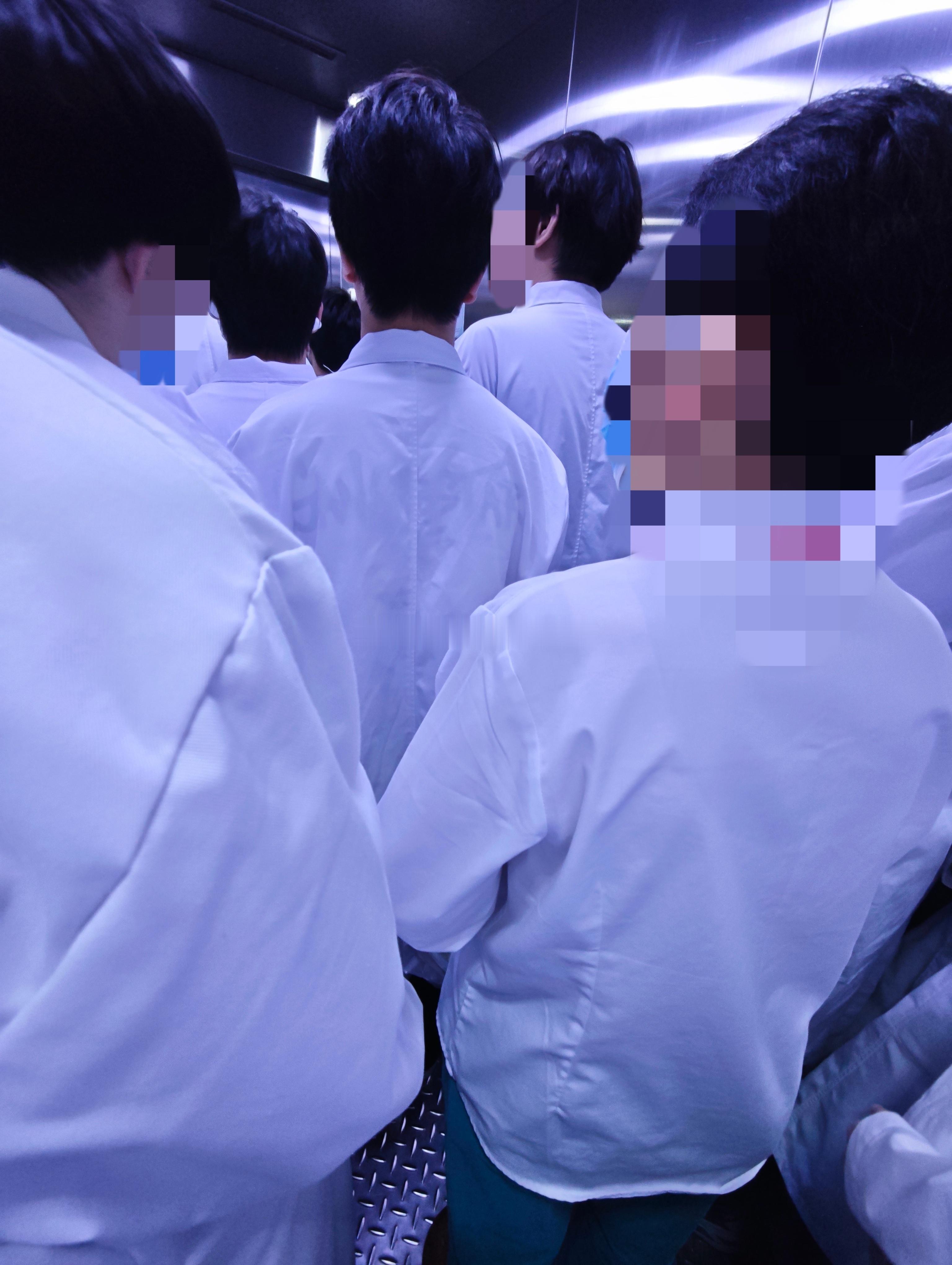 先一步进电梯结果就是…被一群实习生小朋友挤到角落里 ​​​