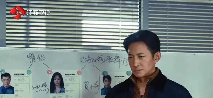 万茜2020年上《定义》，易立竞问她为什么参加《乘风破浪的姐姐》，她说想蹭指导老师的课。同年8月，齐鲁晚报刊发文章，标题是万茜人淡偏要红，换挡易翻车。2026年9月，她主演的《冬城猎凶》在央视八套午间档首播，拿下同时段全国收视第一。
同一年，王阳也在这部戏里。他演一个被13年旧案拖垮的刑警。2026