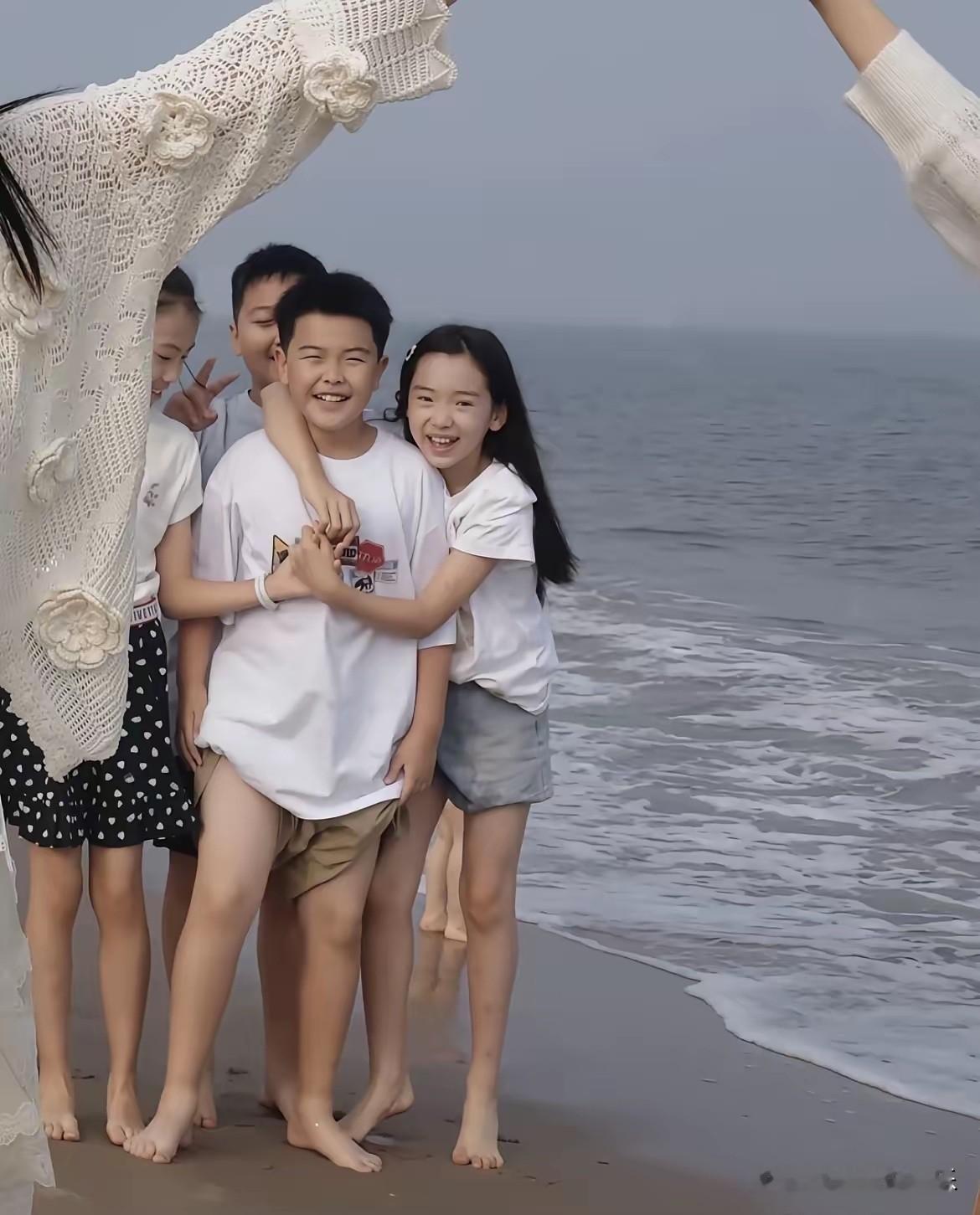 佟丽娅董璇又带着小酒窝和朵朵一起海边游玩了，
“双胞胎”姐妹和青梅竹马女儿的画面太温馨美好了，小酒窝和朵朵真是配一脸。
从没觉得哪对小孩如此般配的，小酒窝和朵朵给了我第一次这样的感受。终于理解古代为何有“指腹为婚”和“青梅竹马”了。
也许有的人就是带着使命来的，是命中注定的一对吧？