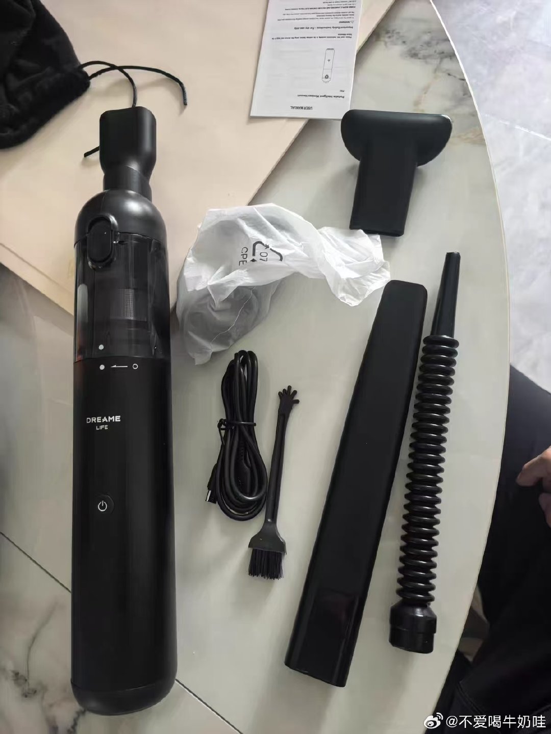 谁懂啊！车内缝隙灰尘真的很难清理😭
挖到追觅这款车载便携随手吸
✅无线手持，不受线束缚
✅吹吸一体，吸力在线
座椅缝、中控、脚垫残渣一吸干净
出风口积灰直接吹走，死角全覆盖
体积不大，收纳不占空间，Type-C 充电
车里常备，随时保持车内清爽
有车一族闭眼入的清洁小神器 ​