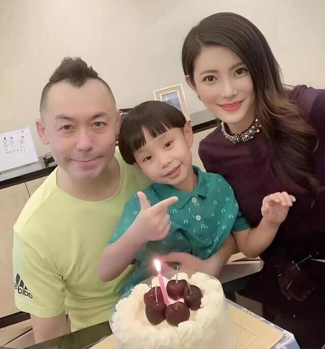 雷宇扬去世，才62岁。
翻了翻他以前的采访，更难受了。
他连坐车的习惯都改了：怕自己出事，没人照顾儿子。
2012年，他48岁，主持人马荔27岁，两人注册结婚，后来有了儿子。
港媒回顾他的采访，提到他当爸爸后开始扣安全带，还戒了酒。太远、太辛苦、要去很多天的工作，他都不接。工作一结束就赶回家，想多陪