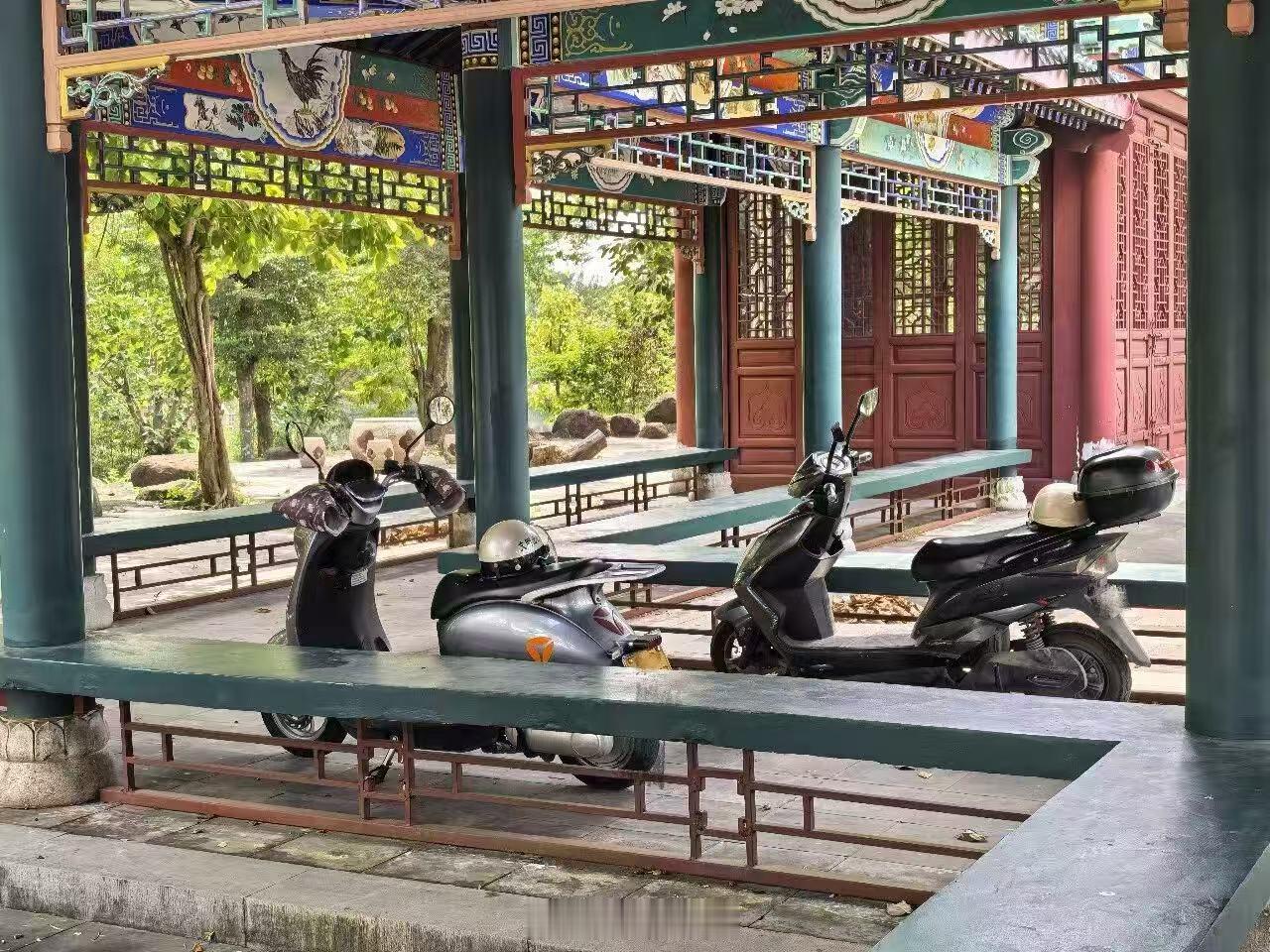 #厚积薄发在房山# 【文明旅游 反面曝光 | 国庆出行，对这些不文明行为说“不”！】文明，是最美的风景，也是旅行的必修课。国庆假期，出游需求旺盛，各大景区人流如织。大部分游客都能自觉维护秩序，但也有个别游客乱扔垃圾、踩踏草坪、违规停车……做出一些不文明的旅游行为。在此提示广大游客：享受 ​
