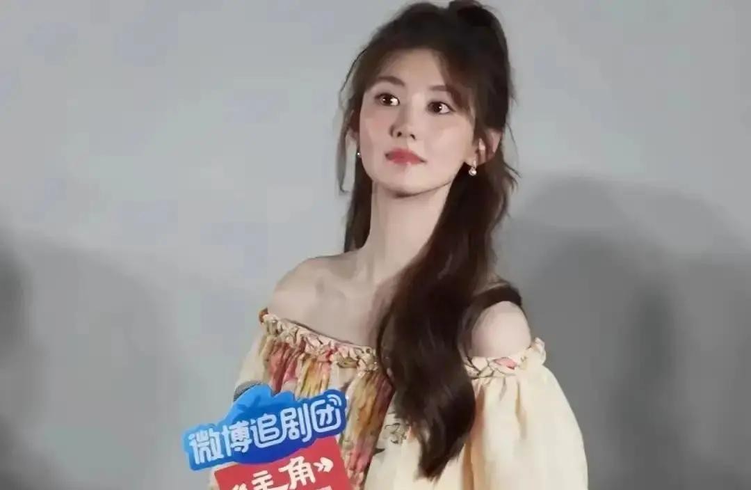 韩沛颖拍一场泼饭戏，举着碗朝同组演员脸上泼了17次，碗里的油全糊在对方头发上。

这场戏拍了快40分钟。被泼的演员换了三套外套，头发上的油擦不干净。王晓晨站在旁边，说了句“心疼”。

当年全网骂她“哪是演坏人，是真把自己当坏人往绝路上作”。剧组场务爆料，被泼的演员前后换三套备用外套，油擦不干净。张嘉