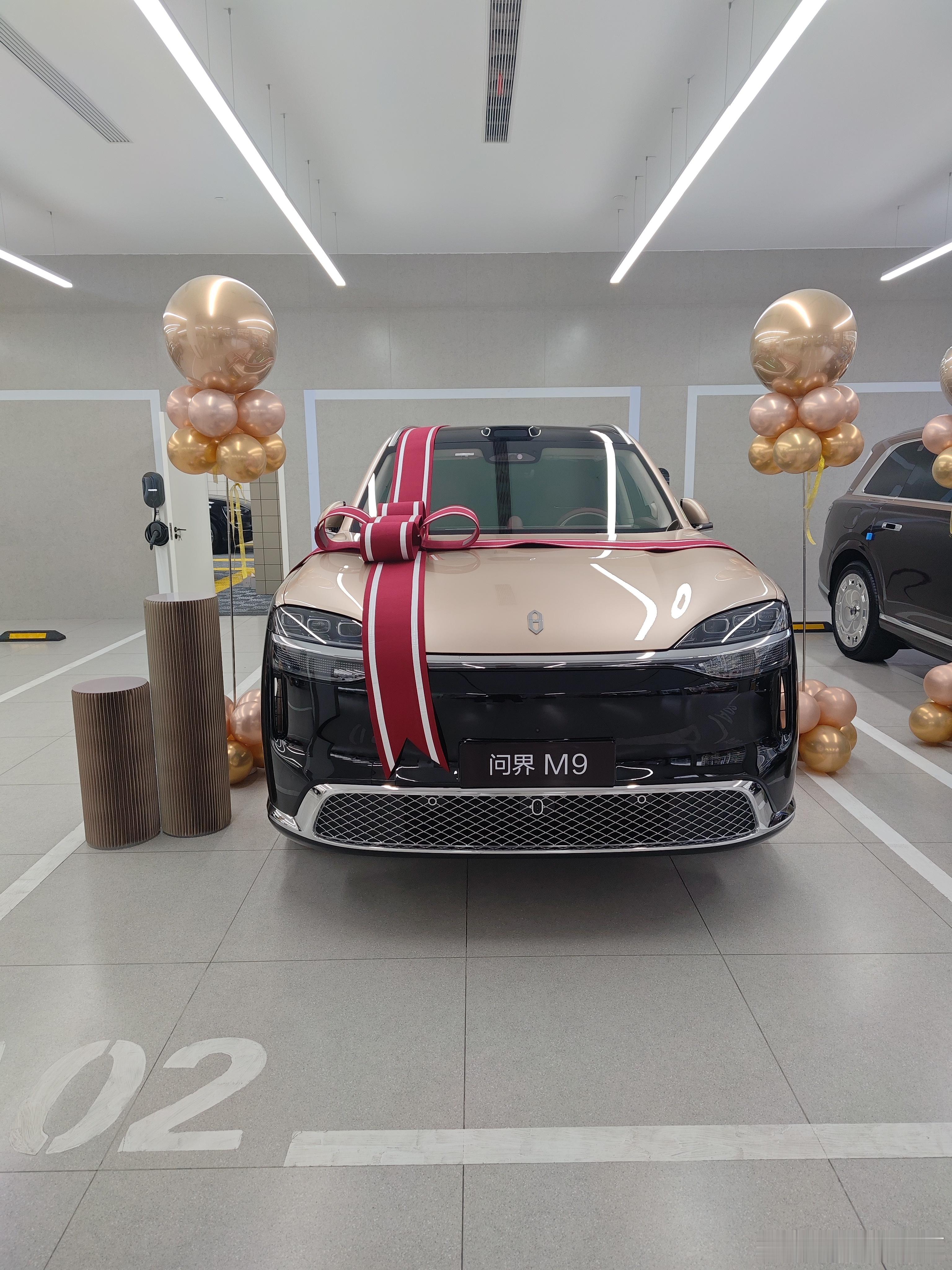 三十五岁这年，我终于提了属于自己的第一台旗舰车——问界M9 Ultimate领世加长版。

说实话，这个年纪才谈“奋斗有成”有点不好意思。过去十几年，我从一个租住在单间里、每天挤公交上班的年轻人，熬到了今天。中间换过三份工作，搬过五次家，也曾在深夜的办公室里对着电脑屏幕怀疑自己：这么拼，到底 ​