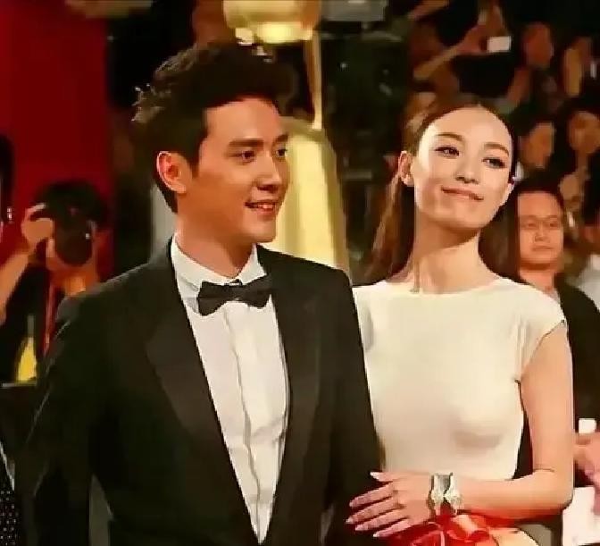 24岁凭《金陵十三钗》爆火的倪妮，恋爱后天天在家练冯绍峰爱吃的菜，买伴手礼先对冯母的喜好清单。

当年她推掉4部片酬过千万的女主剧，腾出时间陪冯绍峰和他家人吃饭旅行。微博评论骂她傻，说“谈三年把自己事业上升期最好的窗口都耗没了，最后连婆家门槛都没摸到”。豆瓣高赞写“冯家要的是能在家相夫教子的保姆，不