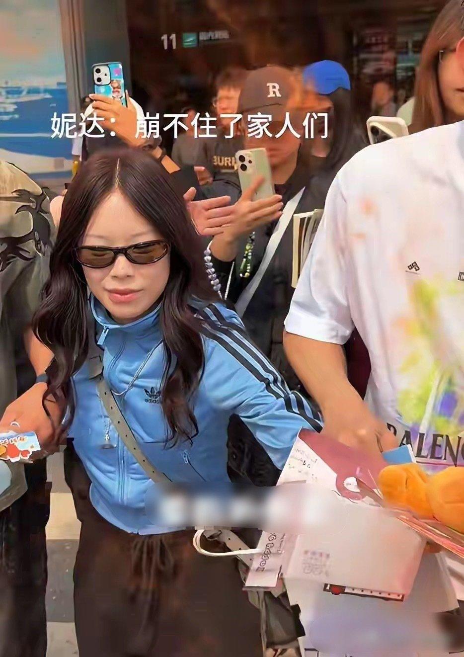 万妮达机场偶遇，生图黑瘦身材矮小，被李乃文胡军架着像被人劫持 ​