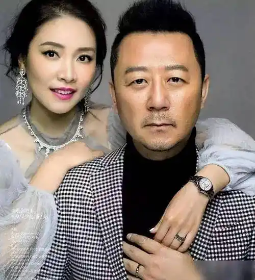 郭涛是实力派演员，小眼睛薄嘴唇，长相朴实。演技也是相当好的，还记得父亲爱情里塑造的人物形象吗？
他的妻子李燃，却是大眼睛高鼻梁，五官立体，长发飘飘，气质和身材都特别出彩。
 
很多人看过郭涛演的戏，却很少了解他的老婆。大家都说郭涛真的捡到宝。
二人一直很低调，互相陪伴，安稳过日子。彼此互相理解珍惜，