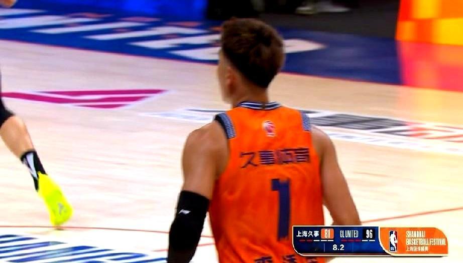 上海男篮全华班迎战NBA发展联盟G联赛联队，虽然最终以12分落败，但后卫线上两个年轻人彻底打疯了，合力砍下45分，表现相当抢眼
 

李添荣狂轰24分，10号小将偰李永伟单场飙下21分，能突能投，外线三分更是准得让人眼前一亮
 

这两个小伙子在场上毫不怯场，迎着防守强投，硬是把美职联级别的后卫给比