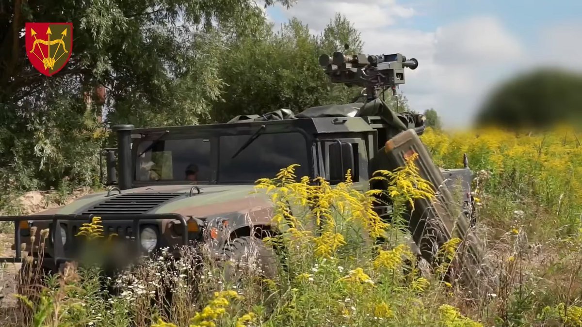 在第 1129 防空旅（🇺🇦）的作战行动中，基于 HMMWV 的 DMS（2 枚 FIM-92 毒刺便携式防空导弹）发射架。 ​