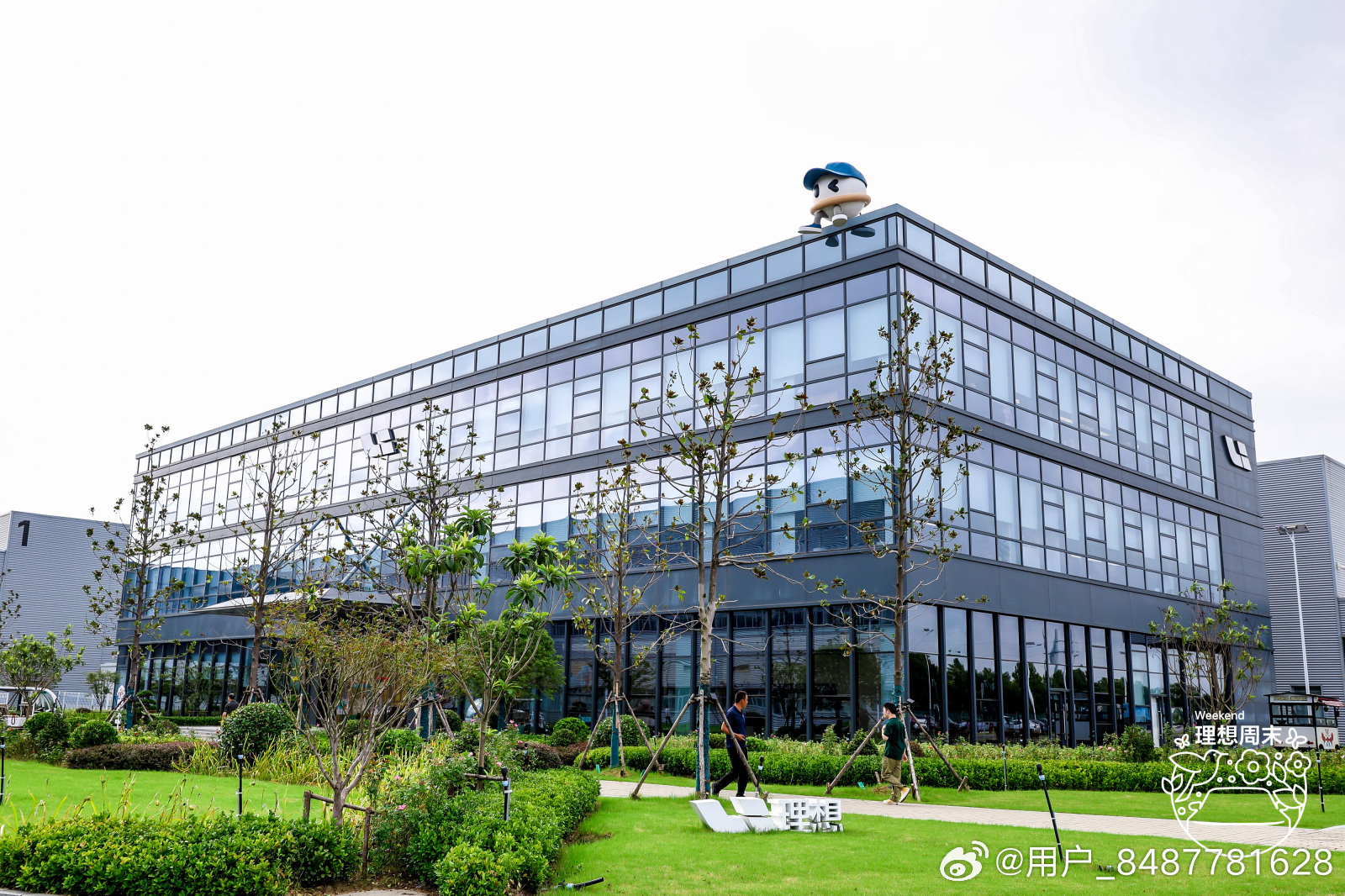 理想常州工厂体验
作为开了一段时间理想i8的车主，这次专门带孩子来常州超级工厂实地看一看。
平时只是日常开车，真正走进生产车间，感受完全不一样。整个厂区非常规整、干净，没有传统工厂的嘈杂和杂乱。全程自动化程度很高，焊装、总装基本都是机械臂作业，流程非常规范，每一步都有严格检测。
以前 ​