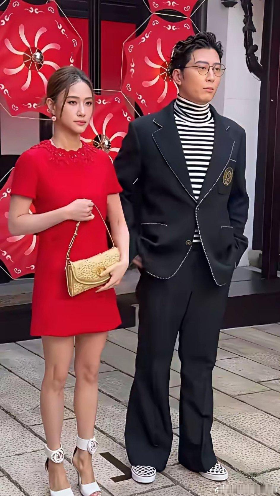 真是同人不同命啊！窦骁和辛奇隆两人都是娶了赌王的女儿，让人料想不到的是，窦骁娶何超莲的时候是自掏腰包办婚礼，他的岳母三太都不愿意出太多嫁妆嫁女儿，更不用说出钱举办婚礼了。而辛奇隆娶何超盈的时候，他的岳母四太出手阔绰，单单是给女儿的嫁妆都过亿了，婚礼大操大办，场面真的好隆重。同样是 ​