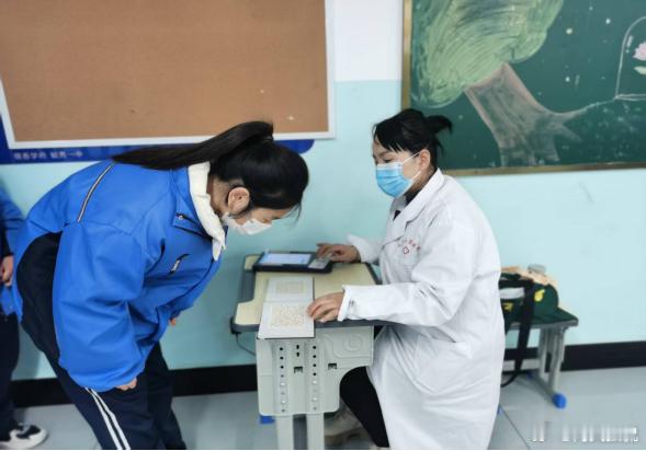 #新学期学生健康管理必须注重#
新学期开始，学生重新集中进入教室、宿舍、食堂和运动场，人员接触明显增加。国家疾控局围绕校园传染病防控以及学生视力、体重、睡眠、运动和心理健康等问题发布专业建议，提醒学校和家长不能只盯着成绩，也要持续观察孩子每天的精神状态、饮食、睡眠和情绪变化。

校园 ​