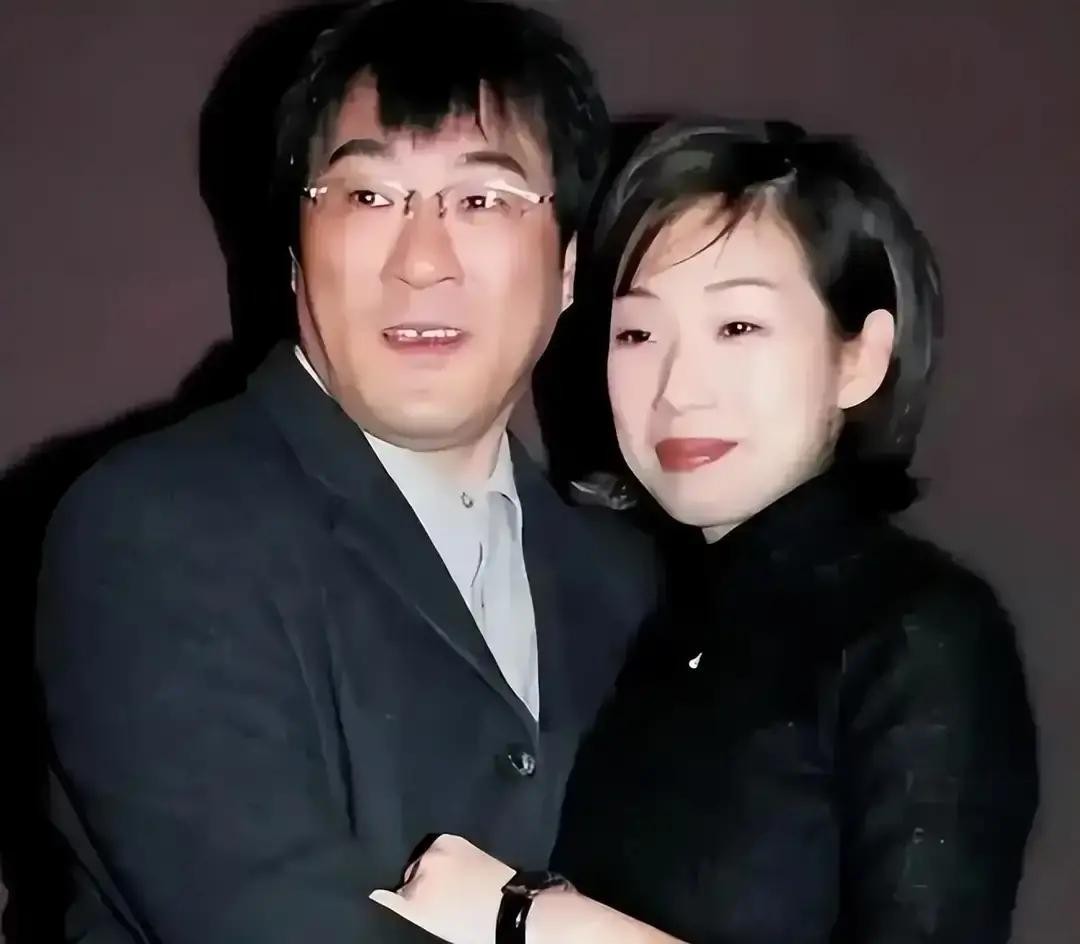 1994年，李宗盛婚内爱上林忆莲，两人悄悄同居，结果没多久，林忆莲就怀孕了，李宗盛赶紧跑回家和朱卫茵坦白，声称要对她负责，赶紧离婚……

朱卫茵什么也没说，走进卧室关上了门。李宗盛坐在客厅里，听见里面传来压抑的哭声，声音很小，却像针一样扎在他心上。他知道，自己这句话说出来，这个家就彻底碎了。
其实在