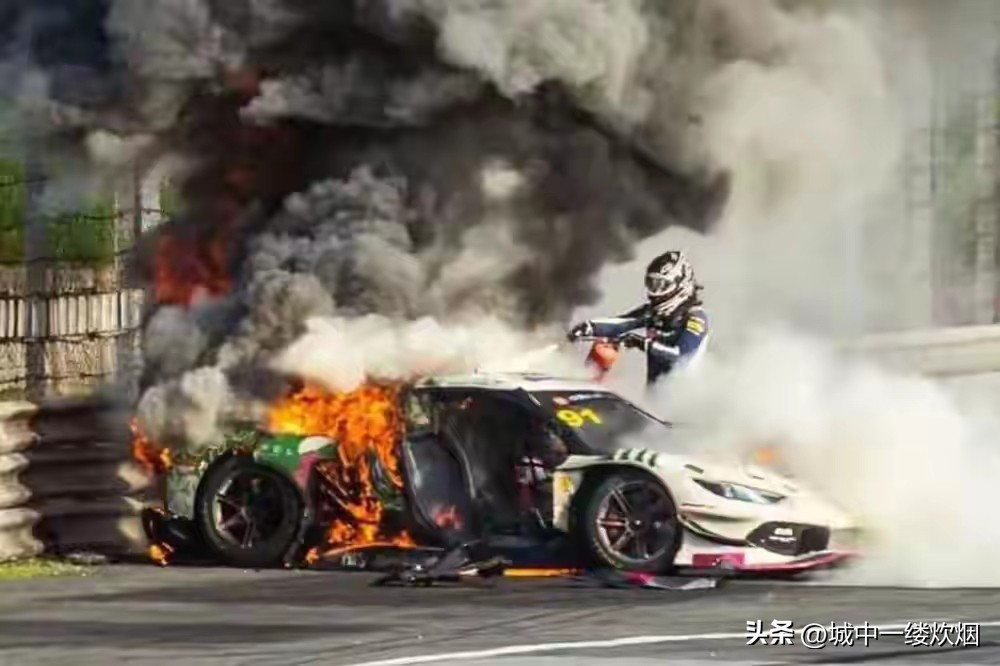 49秒！赛车爆燃，救援队跑了，对手却冲进火海把人拖了出来
 
说真的，看完China GT上海站这段视频，我手都是抖的。
 
9月5日，GT3组正赛第7圈，37号、33号车失控撞上91号车侧面和油箱，&34;轰&34;的一下火球直接窜起来。91号车手米尔罗伊困在里面，动弹不得。
 
最让人寒心的一幕来了——本该