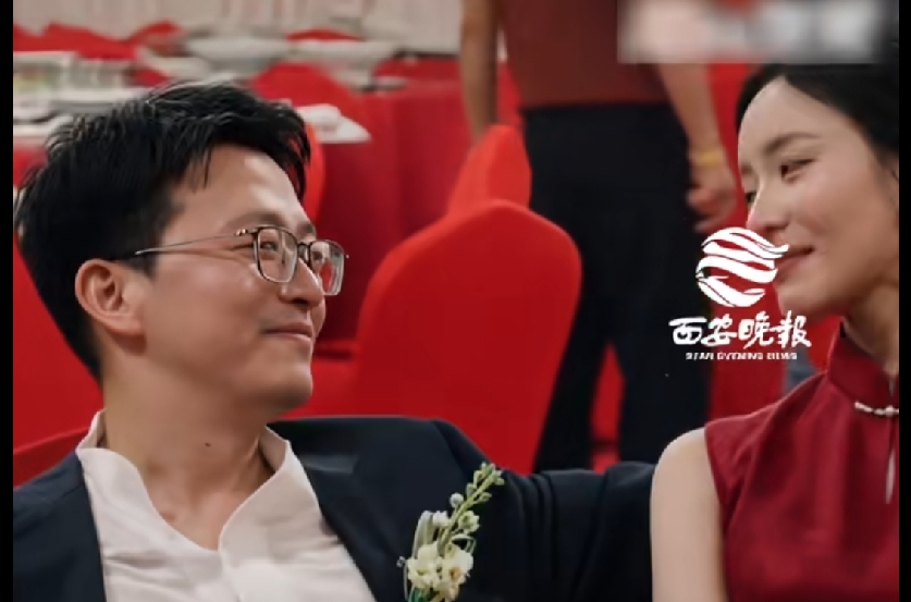 羡慕了！

10月15日，江苏一婚礼现场，新郎新娘送完宾客后，深深对视随后泪崩，新郎温柔地对妻子说了句“新婚快乐”，这幕刷屏全网，打动万千网友，纷纷感概看懂了什么叫一眼万年！

新人都是启东人分别在杭州上海工作，异地相恋两年多坚持周见面在家乡举办婚礼，忙完婚礼的新人静静坐着，无言深情对视，眼眶泛红。