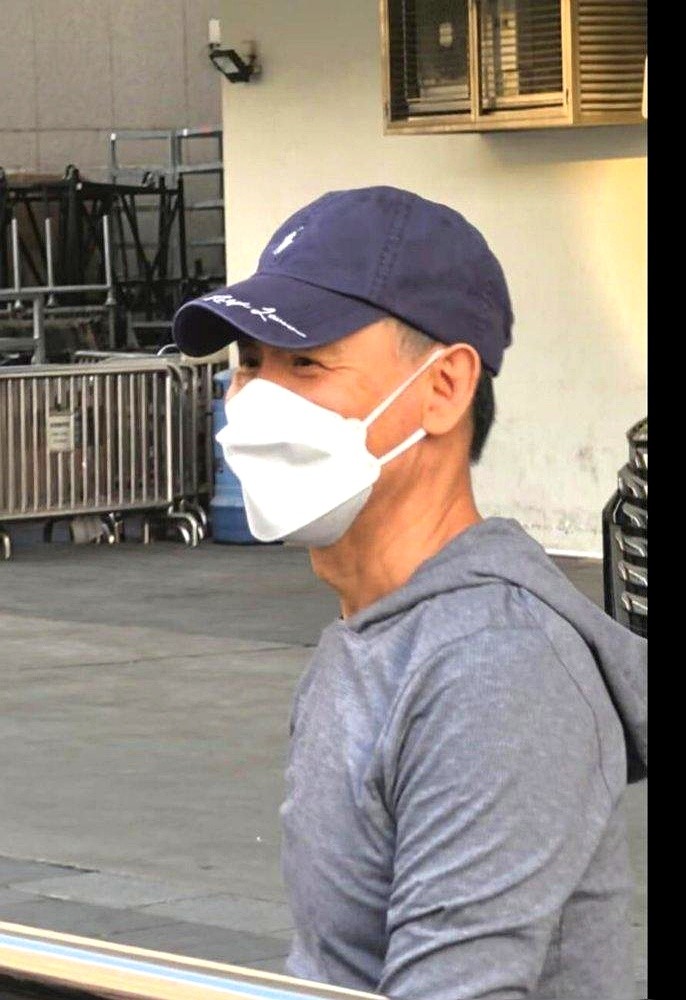 刚连开324场演唱会的张学友，居然买不到一张许志安的演出门票。

64岁的歌神想自费去台下捧场，硬是没抢到票。许志安听说后，反手塞过去4张票，外加一句话：直接上台唱吧。

当晚俩人同台合唱《我应该》，台下坐着苏永康、梁汉文和佘诗曼，全是识于微时几十年的老面孔。

走到这个岁数，买不买得起门票早就不重