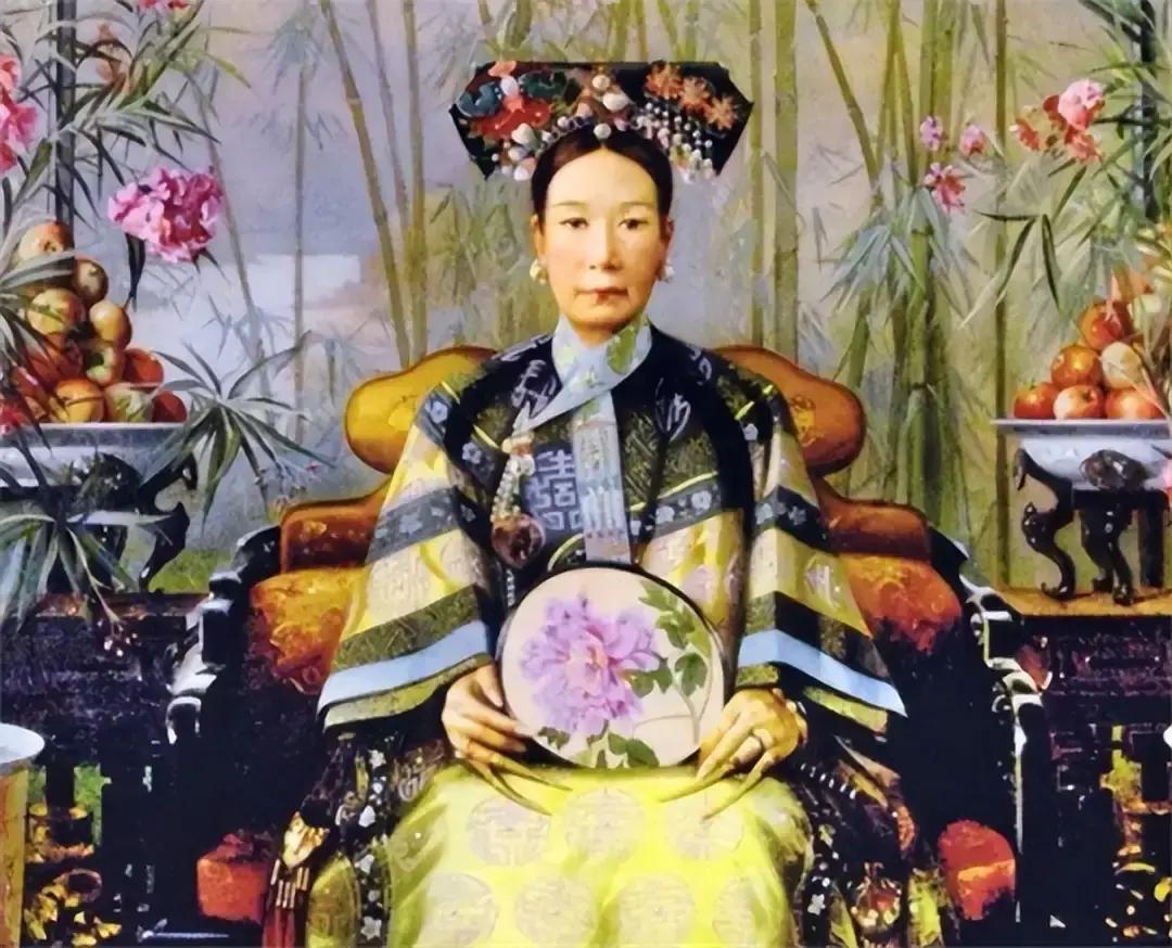 [微风]1875年，慈禧太后的亲儿子，年仅19岁的同治皇帝刚去世，她立马不按常规出牌。
 
正是这手牌，让她抢到了一个陪伴她30年，而且超有钱的“男人”，同时 ，也要了另一个年轻女子的命。
 
养心殿东暖阁里，慈禧捻着佛珠。窗格子外头天色灰蒙蒙的，像块旧绸布。李莲英垂手站着，听见佛珠磕碰的细响，一声