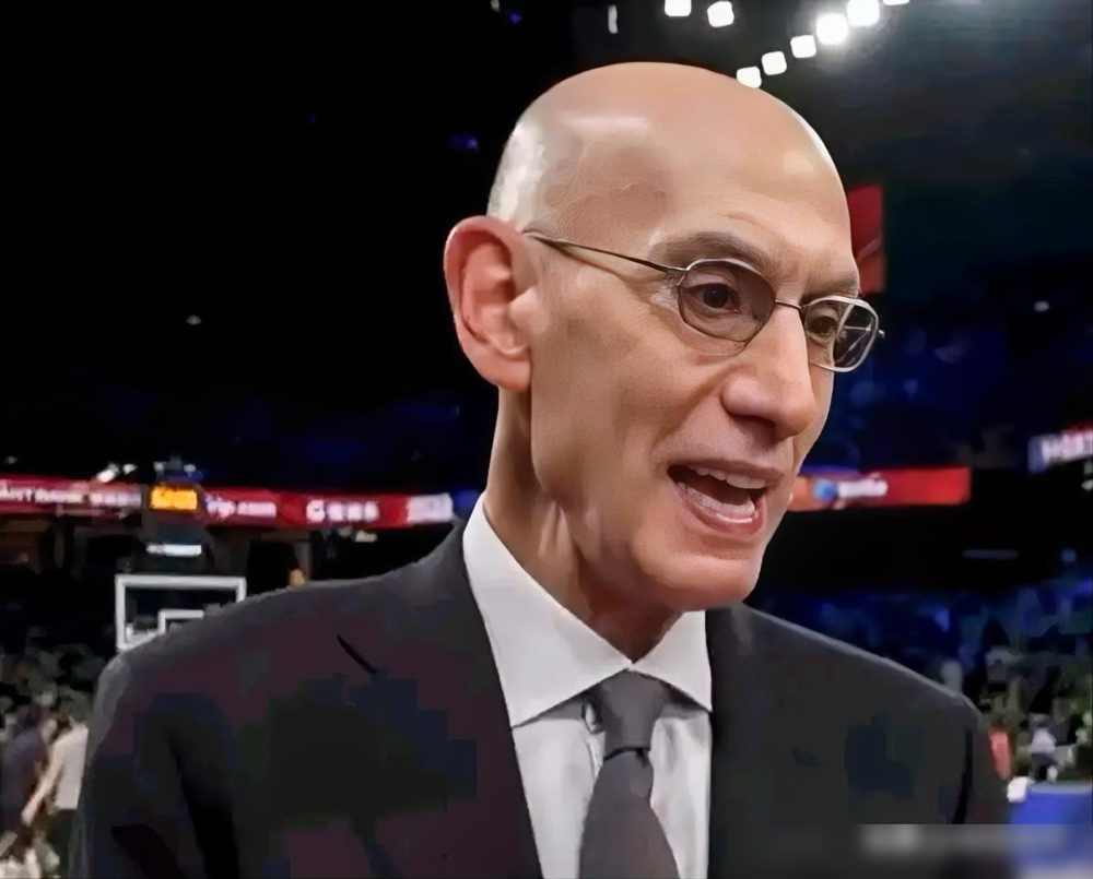 肖华这次直接对裁判下手了，NBA要往篮球里塞芯片，1克重，比指甲盖大点。发展联盟和季前赛全测过，球员愣是没摸出区别。这球能实时报轨迹、旋转，出界是谁碰的、有没有干扰球，系统扫一眼就出结果。以后不是裁判说了算，是数据说了算。肖华还盘算着卖给普通人，让你拿手机看自己投篮弧度对不对。生意做到这个份上，连比