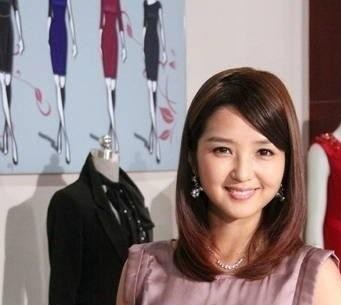 同样是2005年从万人空巷的选秀里杀出来的顶流，签下那张卖身契的瞬间，几个二十岁出头的姑娘就把往后十年的路走成了完全不同的剧本。
最精明的当属张靓颖。
当年比赛一路厮杀到六进五的节骨眼，所有人都在硬着头皮摁手印，只有她敢顶着压力一直耗着。就算最后落笔，条款里也给自己留了退路，后来靠着专业律师挑出