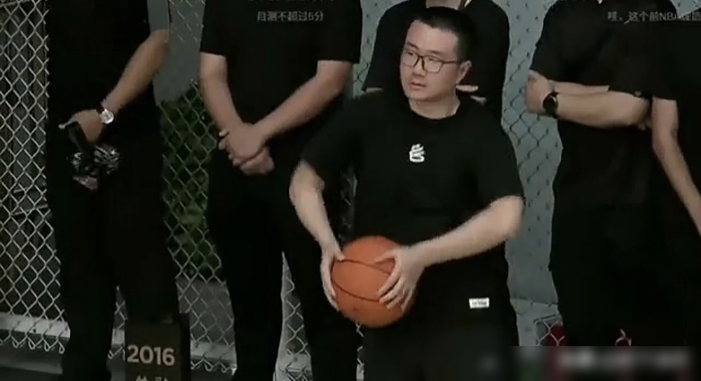 徐静雨在库里中国行投篮，一球没进，运球跟刚摸球似的。
现场笑成一片。可他嘴没停，转脸就在《雨说体育》连线追梦格林。
他问追梦，杜兰特加盟勇士是不是拯救了骑勇大战，没杜兰特勇士还能不能夺冠。追梦回得直接：没杜兰特，勇士也是联盟最好球队，但杜兰特一来就没了悬念，当年是管理层和核心主动去招的。
采访