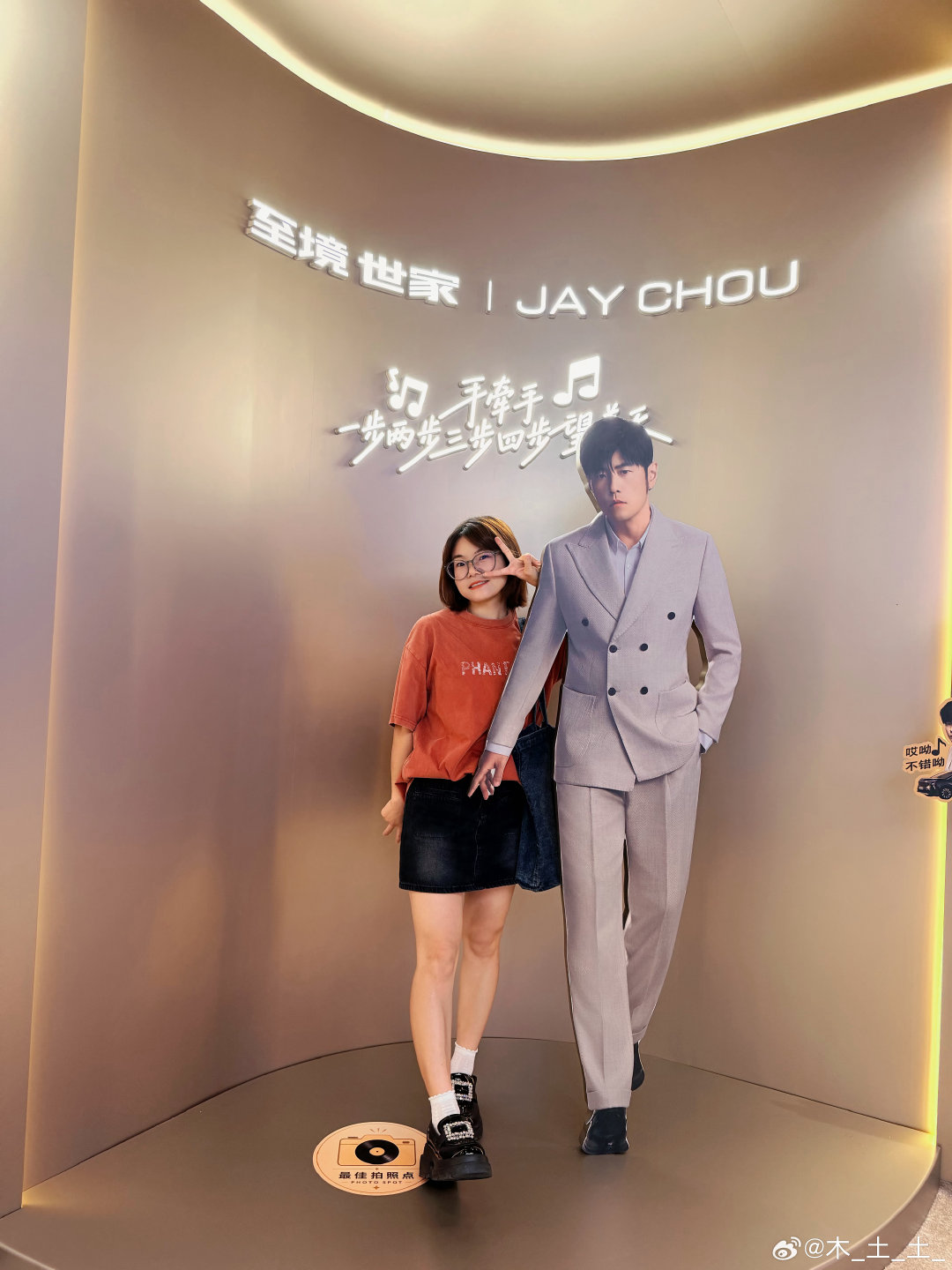 天王座驾📸#周杰伦[超话]# 
音乐为伴，爱车随行🎶
被别克至境实车惊艳到
愿开喜欢的车，听最爱的歌
奔赴属于自己的浪漫旅途✨#别克至境世家  ##周杰伦代言别克至境世家##成都车展# ​