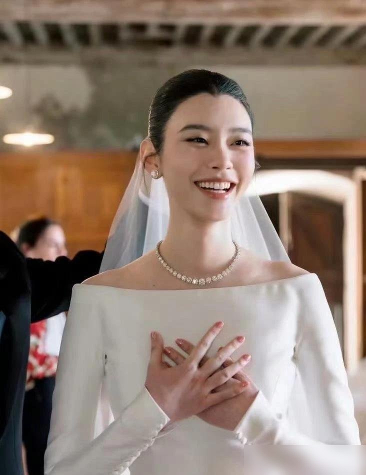 何猷君当众说自己“矮半个头还追小明”，奚梦瑶直接一个动作，全场闭嘴了。
答谢宴上，何猷君自嘲身高差，话没说完，奚梦瑶微微屈膝，把自己放低半寸，笑着看他。没抢话，没撒娇，就这一个动作，把丈夫的面子托得稳稳的。
四太梁安琪就坐在台下，全程看着。轮到她致辞，罕见开口：感恩儿子遇到善良优秀的人，谢谢她带