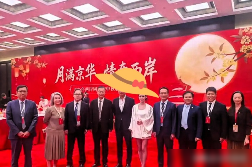 汪小菲新老婆穿睡衣上街被骂惨，她扭头就牵着老公出门了。
马筱梅这身穿搭，黑吊带配超短裤，往青岛街头一站，网友直接开喷：这是出门还是刚起床？
但翻翻她之前的街拍，巴黎早市是棕色系老钱风，瑞士街头是白色无袖配条纹长裙，往日全是低饱和、高质感那一挂。这回突然换赛道，明显不是不懂穿，是懒得哄谁高兴。