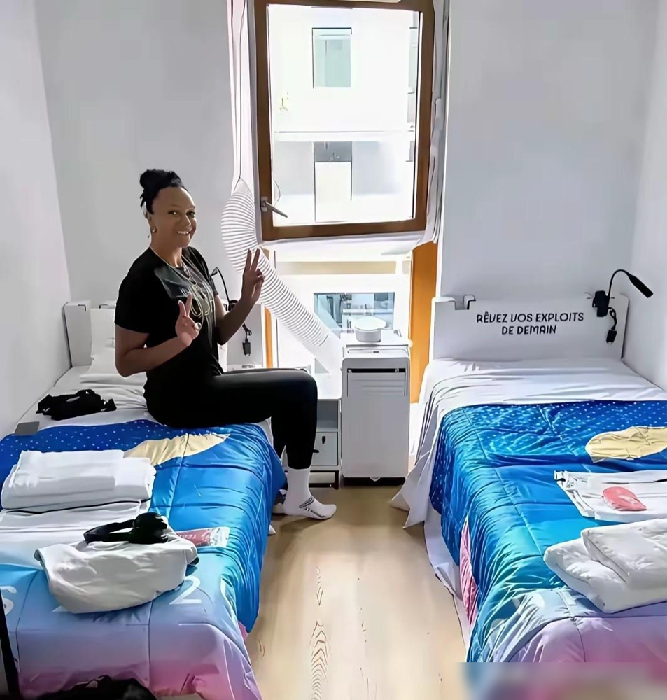 一对比，就看出来各国都不想办大赛，因为太花钱。

说实话，这话真是说到点子上了。之前巴黎奥运村不也是被骂惨了，硬纸板家具、公共卫生间、没空调，各国自己掏钱装空调、自带设备，当时舆论一边倒说寒酸。现在轮到名古屋用集装箱当宿舍，大家又开始怀念巴黎“至少是楼房”。这么一圈看下来才明白，不是巴黎多讲究，是往