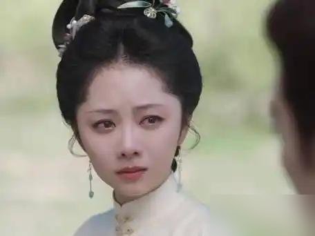 谭松韵买完超前点播，愣是不敢点开大结局。
17亿播放量，2026全剧种观看时数冠军，她演的沈嘉兰从大学士嫡女沦落到林府丫鬟。灭门、隐姓、为婢，这角色身上压的每一层都是死结。
弹幕一开始骂她“没演技”，说她该哭不哭。结果呢？蒋欣直接用华妃的口气杀到她评论区：“嘉兰，苦了你了。”谭松韵回了一句“兰香