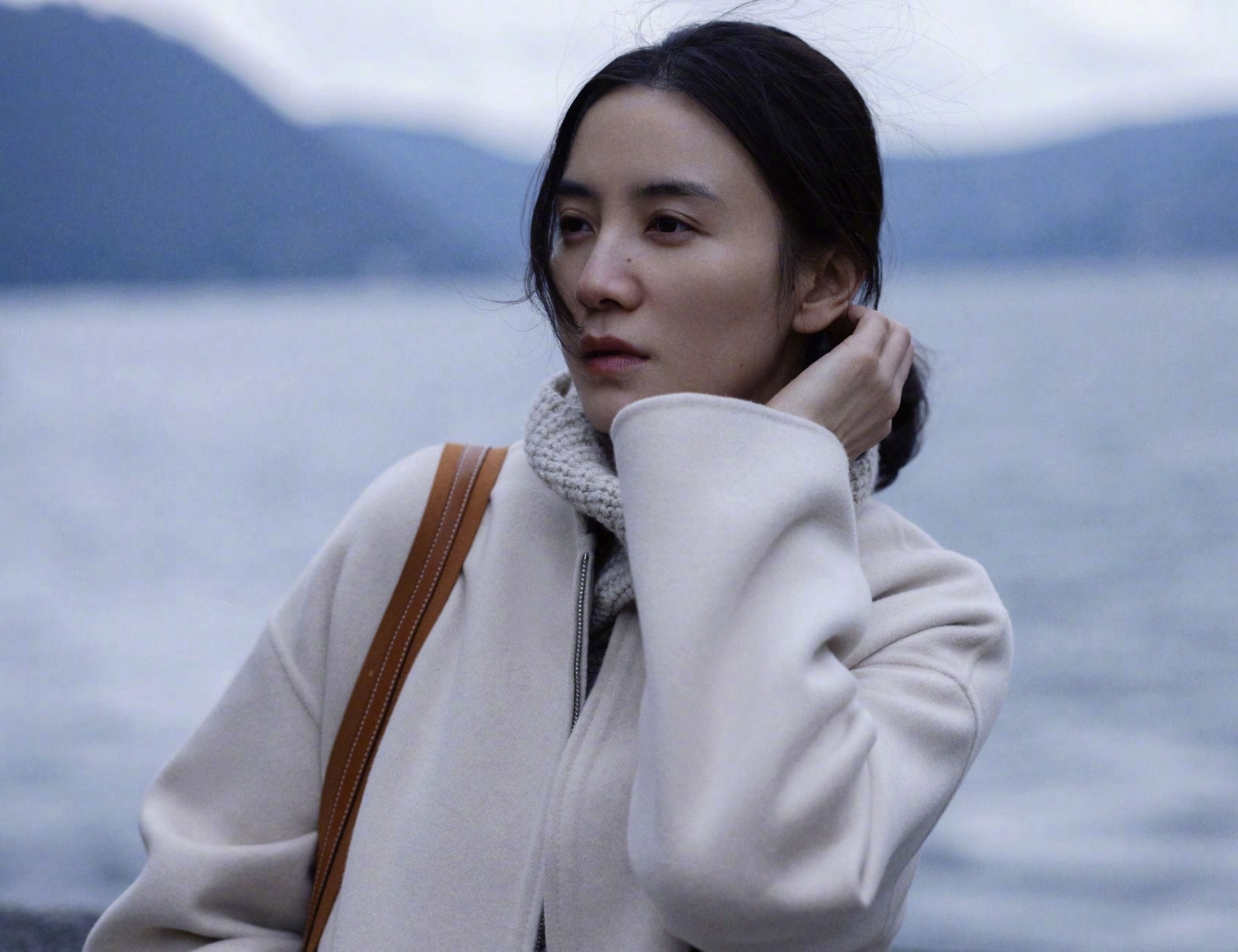 宋佳的演技拿再多奖都不会让人觉得名不副实，戏路宽，人物塑造能力强，看过她的电影电视剧都知道她的演技很厉害，但确实她的奖运也比较好，同场竞争的演员，也有不少演技派的，拿含金量大奖，天时地利人和缺一不可，比如像Hilary Swank 一样奥斯卡影后两提两中，有实力的同时，就是奖运这块比较好。 ​
