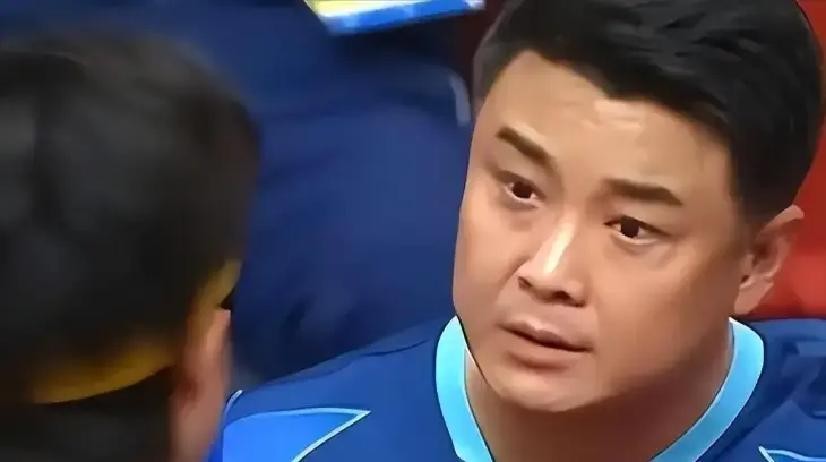 王皓带的男乒在亚运会男团决赛输了日本，八连冠断了。三天后，他妻子闫博雅11年前在综艺节目上被要求放弃跳舞的旧账，被翻出来冲了她的评论区。
2026年9月24日，名古屋亚运会乒乓球男团决赛，中国队2比3输给日本队。王皓让19岁的温瑞博打二单，林诗栋打三单。这个排阵赛后成了靶子。
王皓在赛后接受澎湃新闻