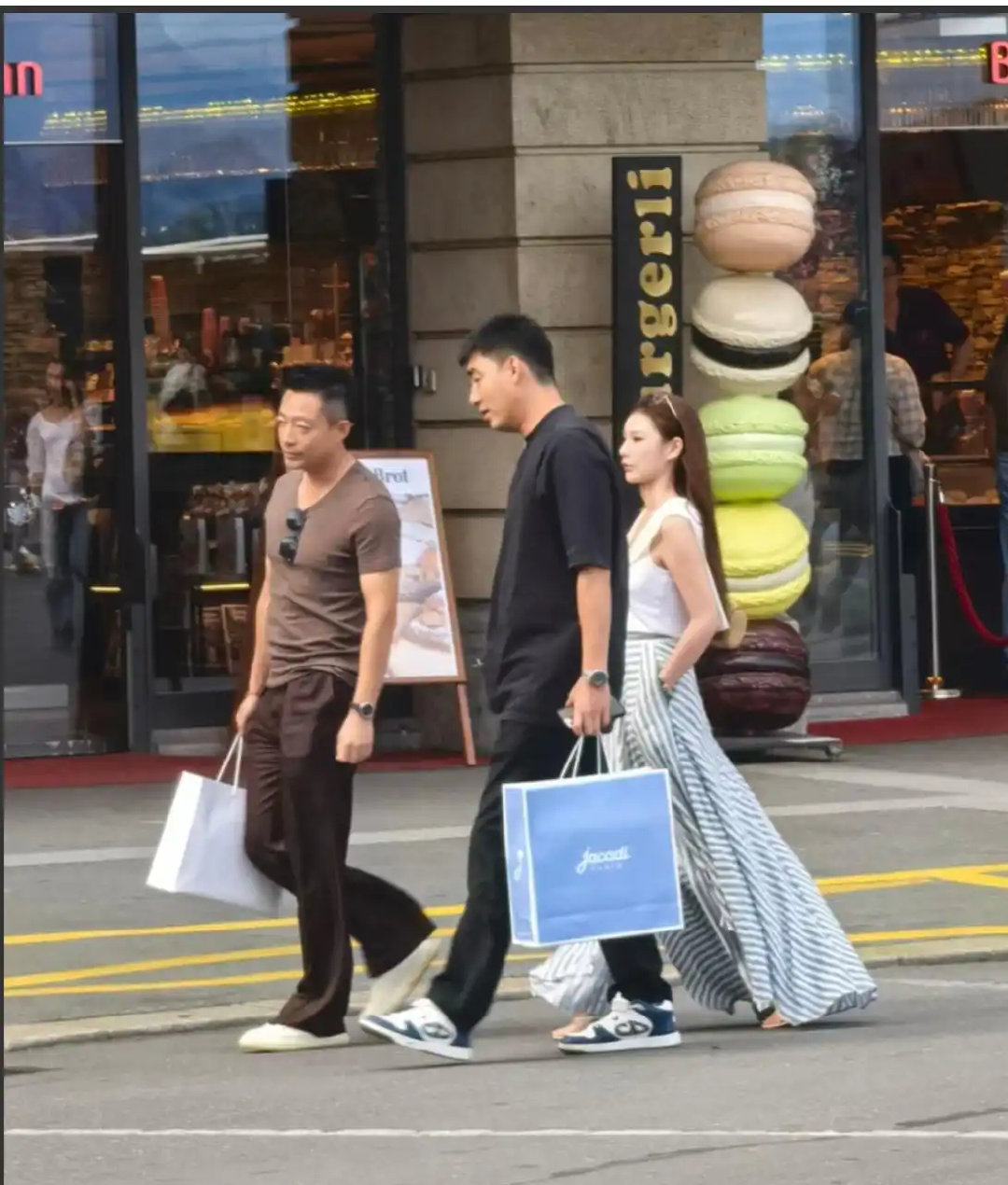 汪小菲夫妻俩现身瑞士街头，马筱梅穿着长裙，状态超好，很松弛 ​