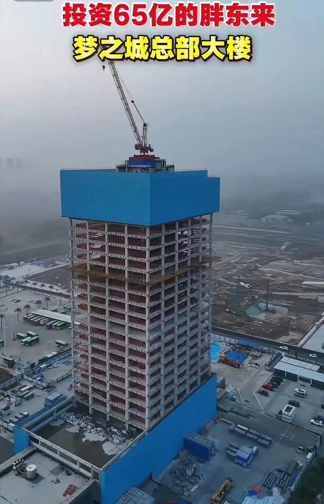 #胖东来按国标盖楼看哭土木人#

胖东来梦之城工地，凭实打实的坚守，看哭无数国人。
 
很多工程习惯贴着国标下限施工，而胖东来选择在国标基础上再加码。混凝土标号主动提升一档，建材附带溯源二维码，全程开启云直播，接受全网云监工。
 
工地干净整洁，善待每一位建设者。宿舍配备空调热水，贴心设置 ​