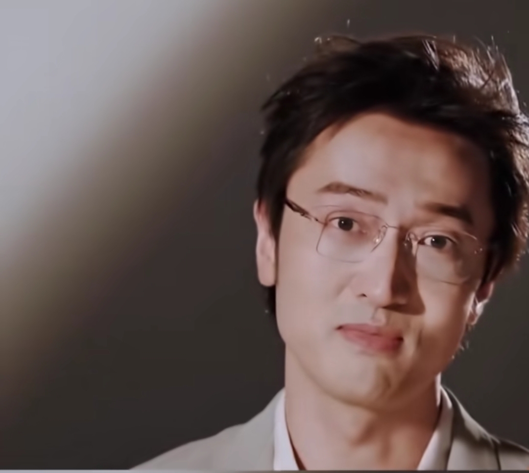 王传君在节目采访中讲出加盟《披荆斩棘2026》的搞笑经过。喝酒喝得有点迷糊，随口跟经纪人表示可以考虑。
 
奈何经纪人执行力拉满，连夜把各项流程全部敲定。等王传君酒醒清醒过来，综艺邀约已经板上钉钉。
 
专注演戏的实力派演员，莫名其妙拿到唱跳竞技的入场券。网友调侃：嘴上只是随口一说，经纪人直接帮他把
