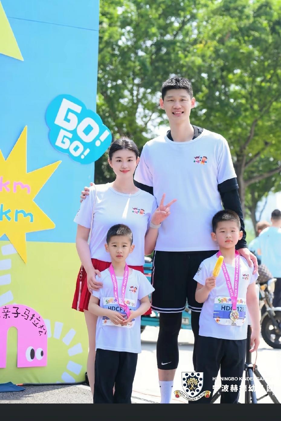 没想到中国男篮国家队球员胡金秋的双胞胎儿子身高差这么大啊，胡金秋和妻子...