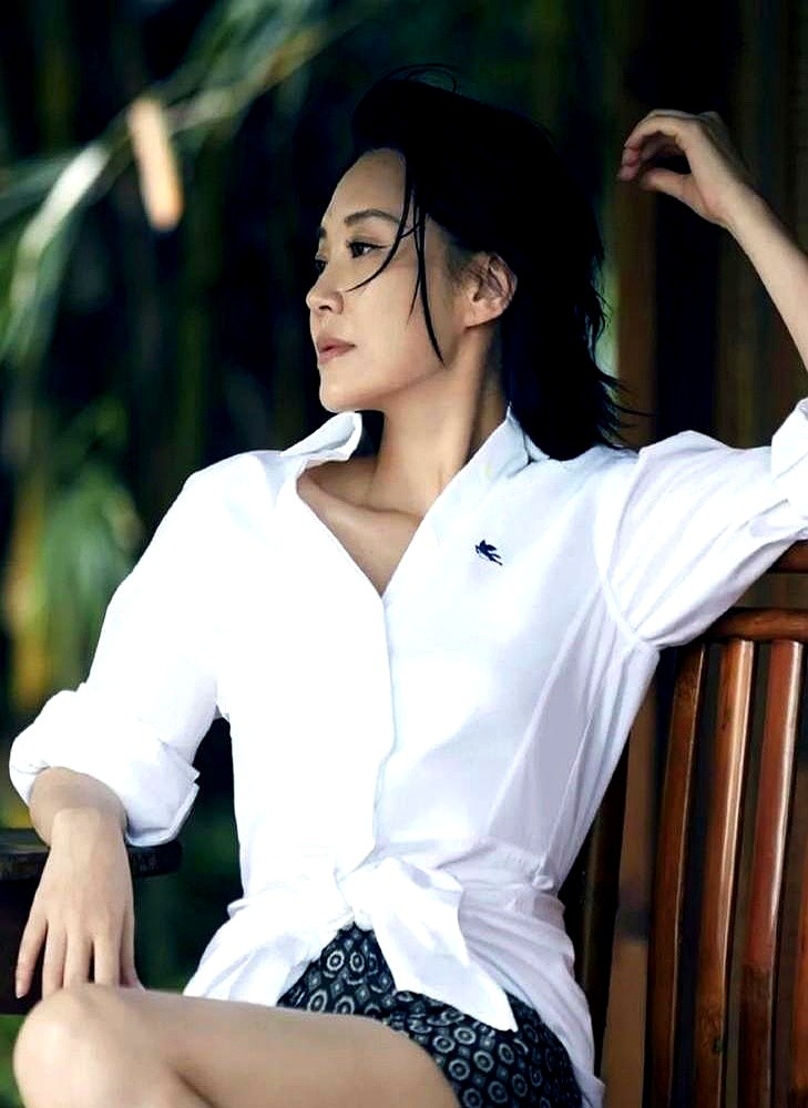 曹可凡当面问50多岁未婚的许晴后不后悔，她回得很干脆：不婚有不婚的精彩。

外界天天给她贴标签，嘲讽她“娇气”“作”“硬贴无龄感”。但人家根本不接招。

在这个年纪，太多人指望拿婚姻来兜底，死抓着那点虚无缥缈的安全感。许晴不吃这套，她只信真实。最绝的是，那些天天嘲讽她作的人，自己还在家长里短里苦苦挣