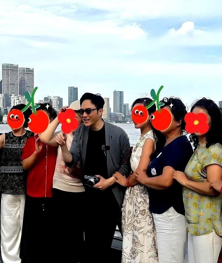 袁咏仪公开吐槽张智霖卸了妆摘了假发片头发白了一大半，在家里就是个中年老登。这话听着像拆台，其实挺有意思。张智霖新剧里跟女演员拍亲密戏，袁咏仪没去片场盯着，倒是全家老小坐一块儿看播出，连外父外母都在，张智霖自己说气氛还挺欢乐。转头家里儿子说了句没礼貌的话，袁咏仪气得冷战不理人，张智霖在旁边打圆场说算了