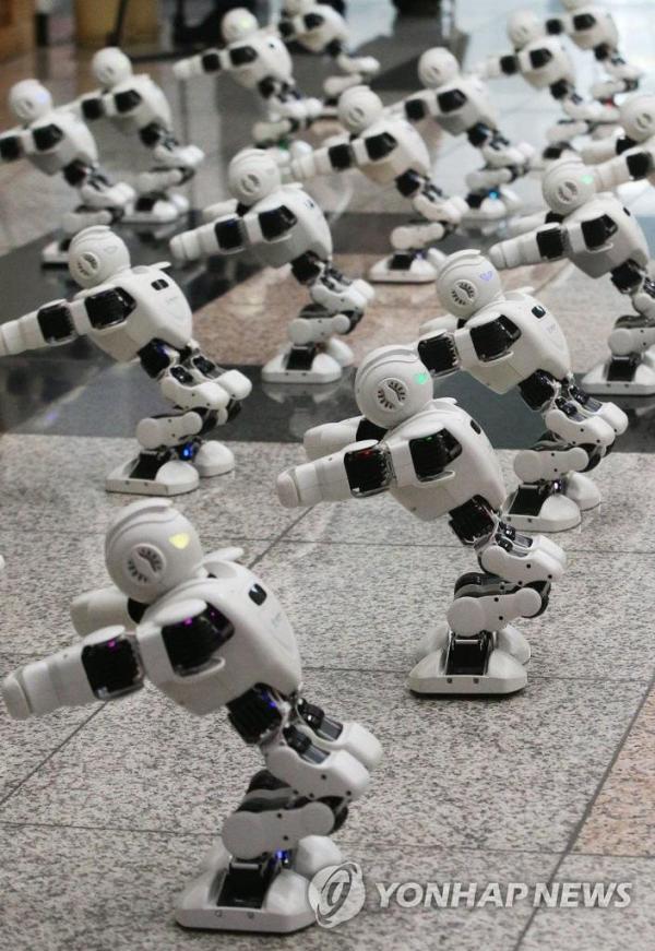 科技帶來視覺盛宴! 韓地方政府大樓上演機器人舞蹈-圖4