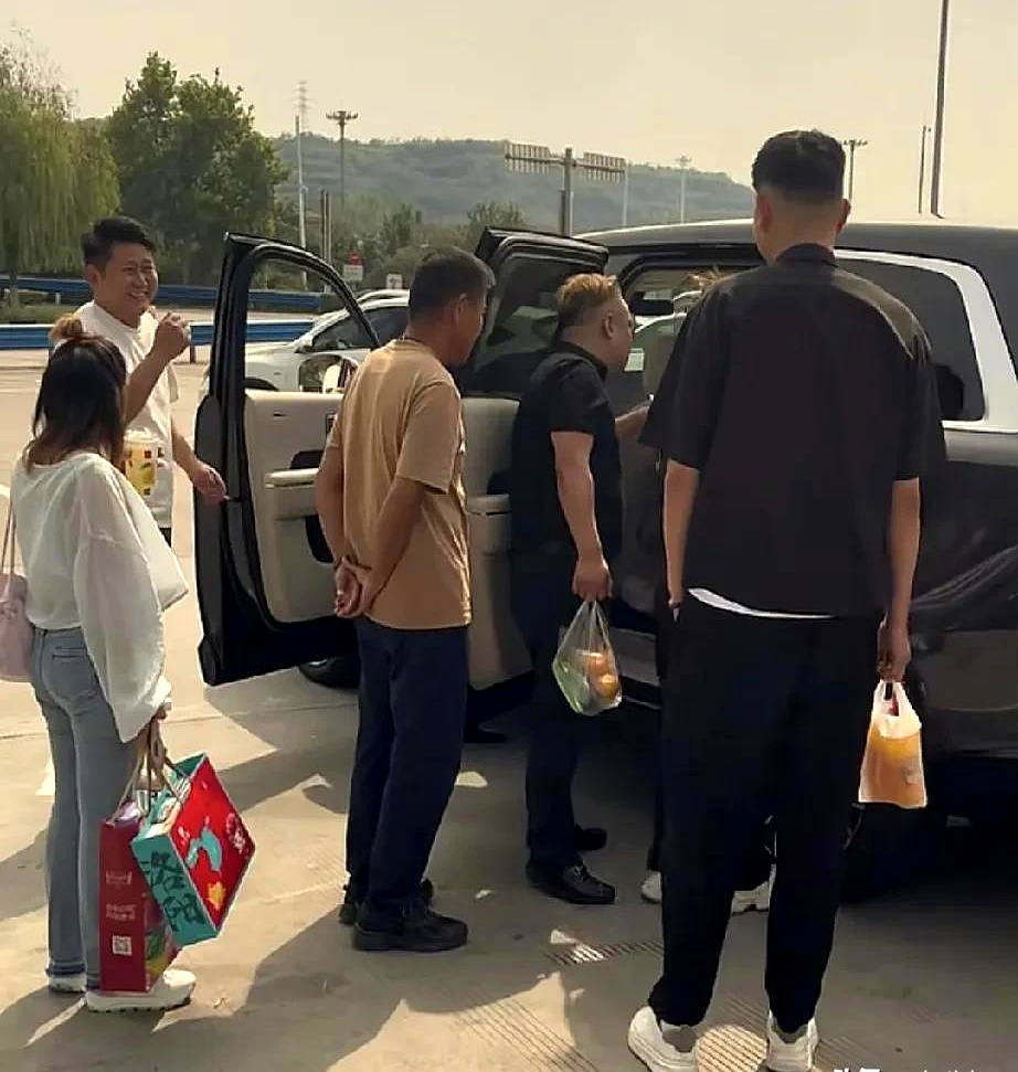 当河南一小伙提完小米澎程N90max，返程在服务区一脚刹住时，人群像被磁铁吸过去，围着车打量、追问，他举着手机把这一幕全录了下来。
风不大，讨论声却热，连车牌框的细节都被翻来覆去聊。
好玩在这儿，26.99万放在新能源里不算白菜价，可一旦贴上“小米”，气氛就柔了，大家先把警惕卸下，再把好奇抬起来。