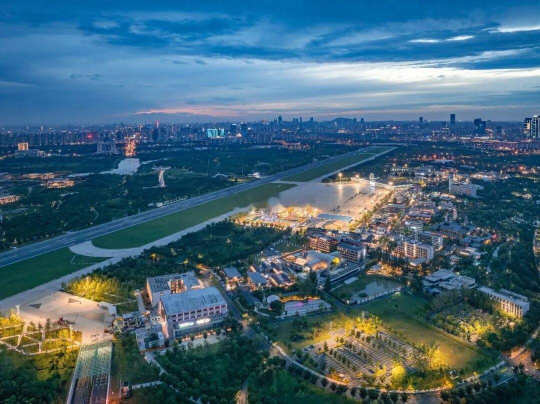 骆岗公园亲子文旅、休闲业态即将“上新”！喵星未来世界乐园、合肥未来水世界、儿童主题乐园、骆岗星空体彩公园等项目正有序推进，全方位丰富全年龄段游玩体验。同时，骆岗国际文体中心加速谋划，将补齐合肥大型室内万人场馆短板；骆岗·科技梦工场（超级皖）落地布局，实现科创展示向科创消费、产业转化的深度延伸。