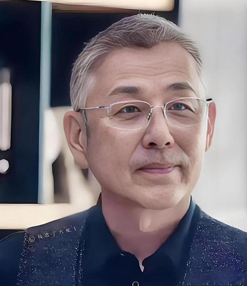 陈道明很现实的话：“没有亲人，你能活；没有朋友，你能活；就算一个人，你也能好好活。可唯独一样东西，缺了它，纵有凌云志，也难迈半步；纵有千般情，也难守周全，那就是能力。唯有你手里的本事，永远不会背叛你。年轻时总以为人脉和真心最珍贵，走过半生才明白，没有能力做底气，所有的关系都脆弱不 ​