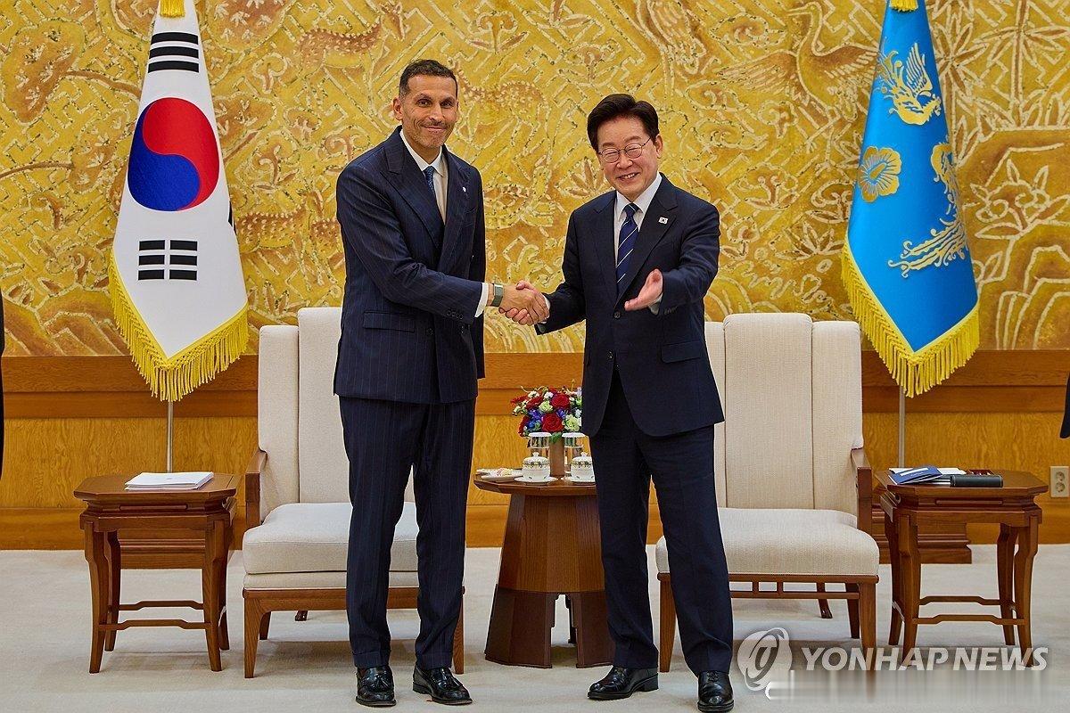 【李在明会见阿布扎比执行事务局主席哈勒敦】 韩国总统李在明18日在总统府青瓦台接见阿联酋阿布扎比执行事务局主席哈勒敦·哈利法·阿尔·穆巴拉克。据青瓦台首席发言人姜由桢发布的书面简报，李在明感谢阿联酋在中东局势动荡的情况下仍优先为韩方供应原油。 ​