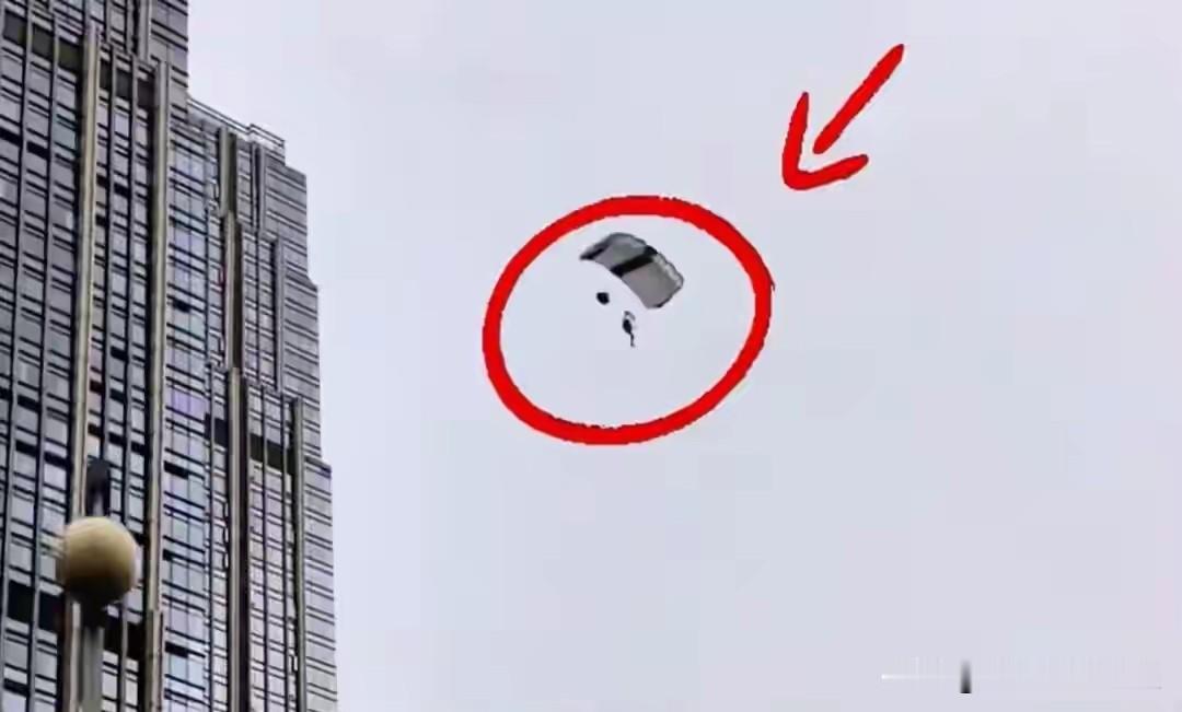 主城上空飘滑翔伞！重庆两小伙太野，降相国寺码头换来一张罚单