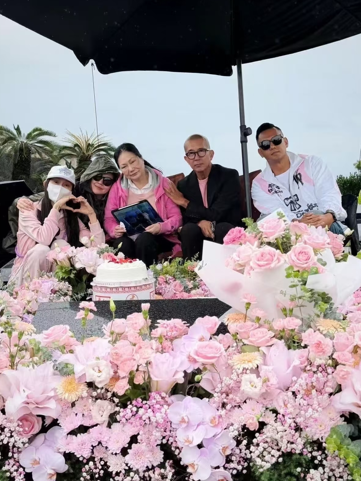 今天是大S生日，小S、S妈、具俊晔、范玮琪、陈建州去墓园为她庆祝生日！还带了蛋糕、饭菜，香槟，墓前还布置了粉色的鲜花，不得不说，这一幕还是挺让人震撼的，一个人去世后，还能让家人朋友这样思念，说明她生前付出了很多，这么多人都念着她的好，能感觉到大S的去世，对S家打击很大，她是家里顶梁柱，好在她没有被遗