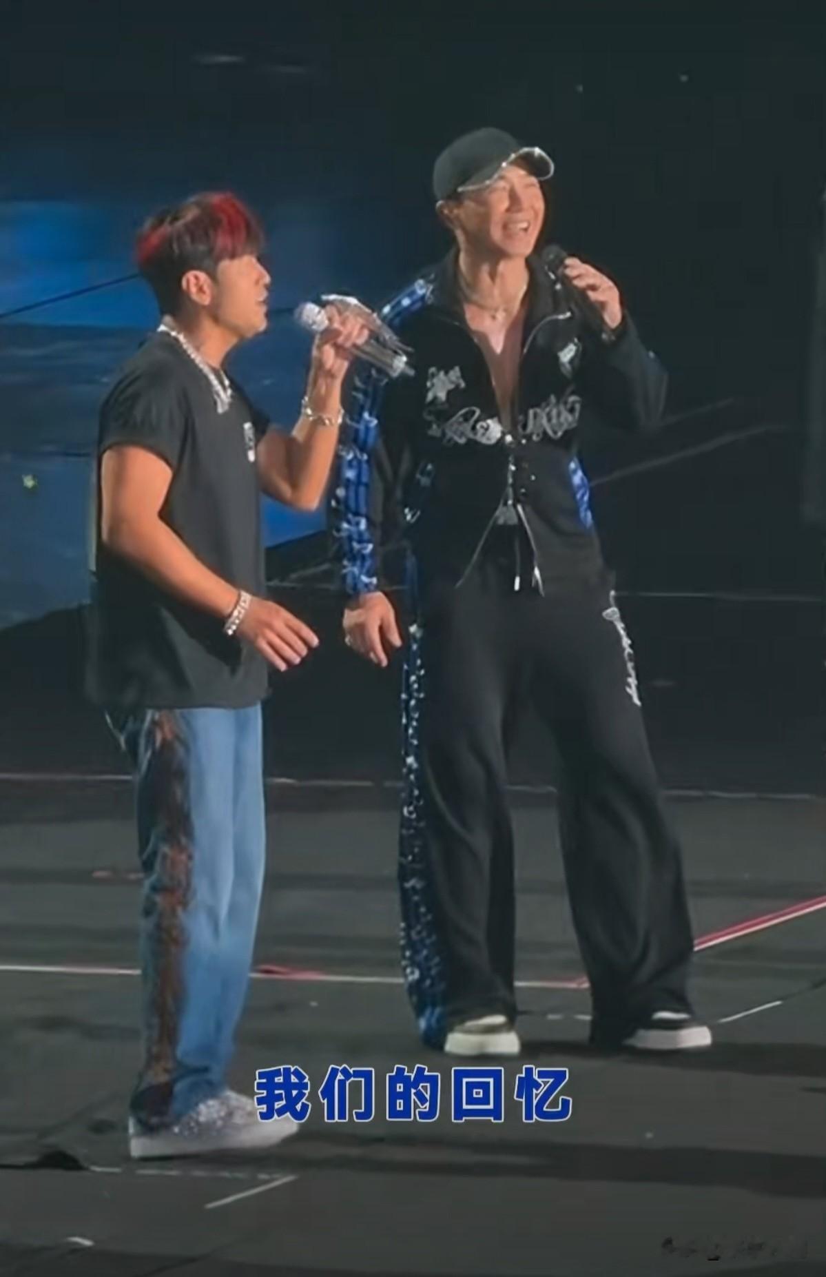 预言成真🤣
还记得先导片里周杰伦跟刘畊宏开玩笑吗？说要是他在披哥被淘汰，就来南京当他演唱会嘉宾。

当时大家都只当个好玩的梗，谁也没料到居然真的应验了！
 
三公刘畊宏遗憾止步，没能继续走披哥的旅程。本以为这件事就告一段落，没想到直接空降周杰伦南京演唱会，站上舞台一起合唱《淘汰》。
 
[大笑]杰伦