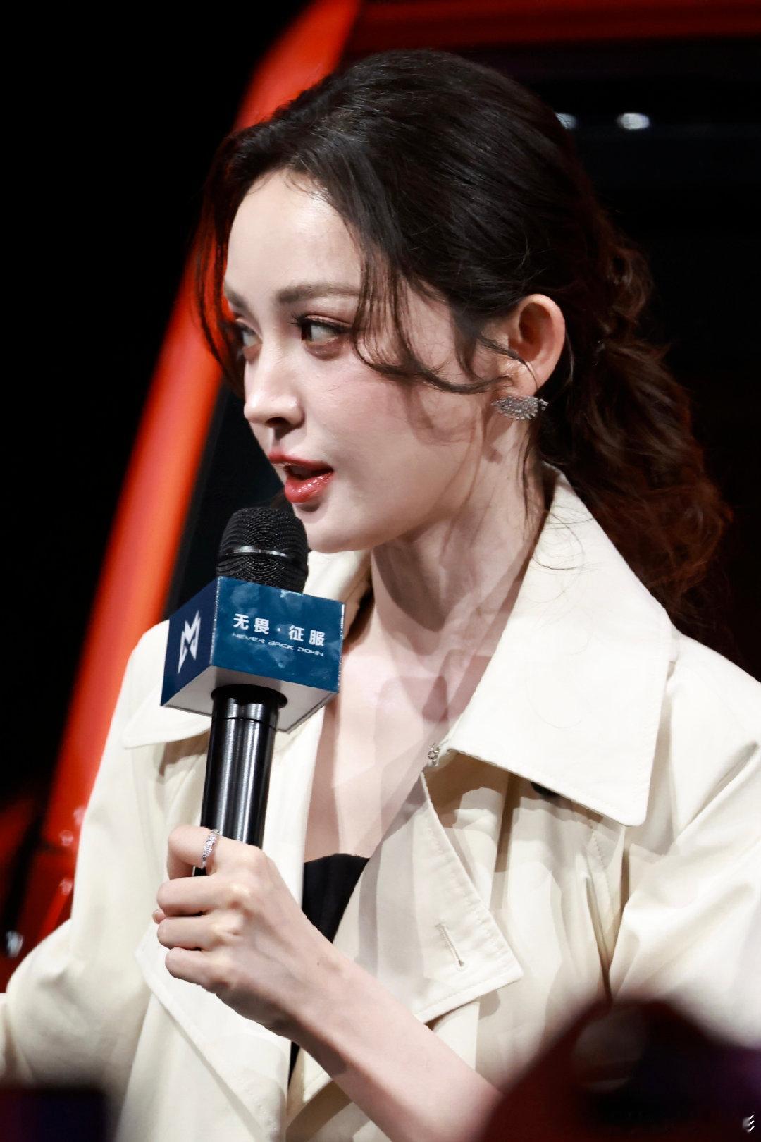 No.mx1606古力娜扎成都车展猛士展台生图，风衣短裤长筒靴，气场全开 [115P+650M]  #古力娜扎# ​