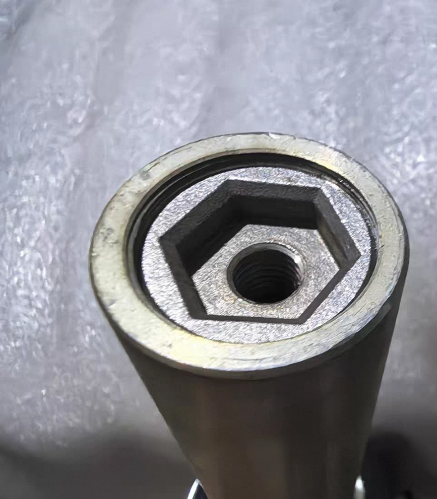 小米新手机是折叠屏吗? 这次小米新出的小米18 Fold确实是折叠屏，还玩了个新定位叫“中折叠”，卡在传统大折叠和小折叠中间，说是平衡便携和大屏体验。
这机子两年前立项，足足花了20个月研发，是小米目前定位最高端的手机，起售价直接干到10999元，也算小米首款万元机了。配置堆得很猛，5.38英寸