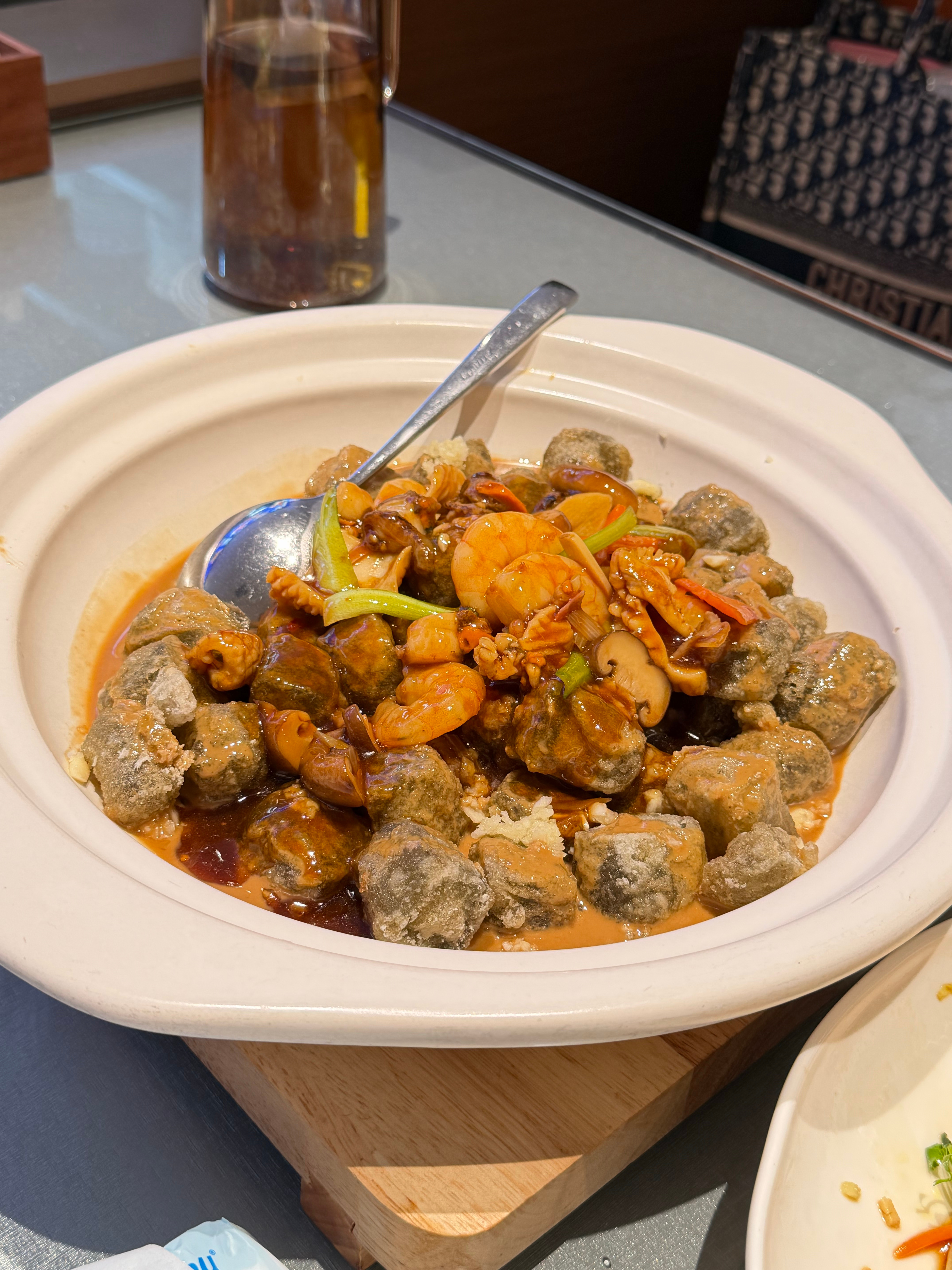 家乡美食大赛1️⃣茧蛹，胶原蛋白大王。2️⃣海胆豆腐，超级下饭。3️⃣虾酱炒豆角➕窝窝头，创意菜属于是，我儿子两岁多能吃一个窝窝头。4️⃣大拌菜，太可口了。5️⃣三鲜焖子，最具代表性的家乡菜，我当主食吃的。6️⃣coach热巧，好喝但太贵了，图7️⃣的气泡茶也要四十多，无语。8️⃣海味全家福和红豆椰方，城堡里面我最爱的两道菜。9️⃣毛血旺，以及贵的要命的儿童餐。1️⃣0️⃣东坡肉好吃不腻12-15是一家粤菜，蛮好吃的，特别是豆腐喝虾饼，蘸泰式辣酱美味极了，酱是重点。我的美食日记好好吃饭我的美食探店清单