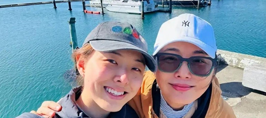 56岁张延离婚后中秋飞新西兰看女儿，签约新公司接戏复出，女儿21岁留学做牛排等她来吃
照片里没有精致滤镜，也没有刻意摆拍。张延戴白色棒球帽、泥黄色外套、黑框眼镜，纯素颜站在奥克兰港口码头，海风把帽檐吹歪，身边站着21岁的女儿张耕梦。配文只有吃食：“一同吃了月饼、汉堡，还有女儿亲手做的牛排。
”
这条