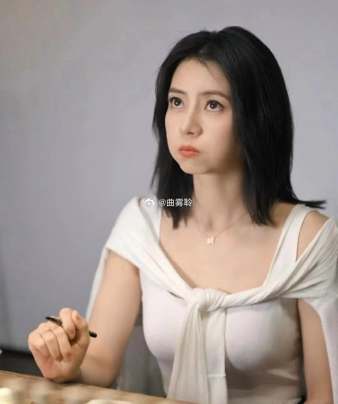 高圆圆估计是练过力量，手臂粗了一圈，看起来更有女人味了 ​​​